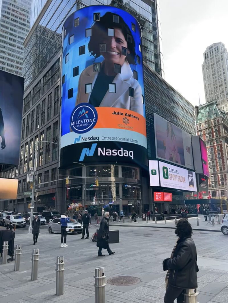 SOLUtionMedical-Julia Anthony_Times Square